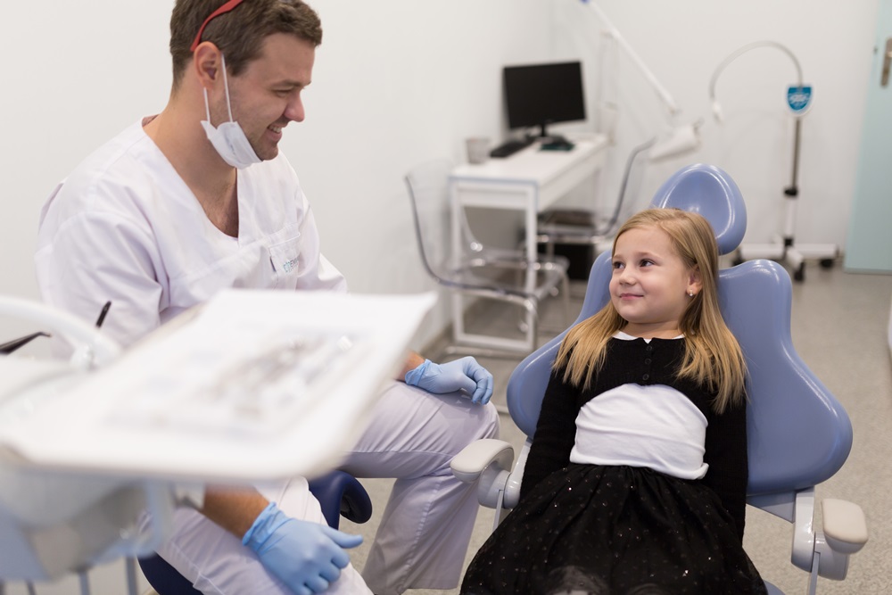 stomatologia_dziecieca_-_dziecko_na_fotelu(1).jpg
